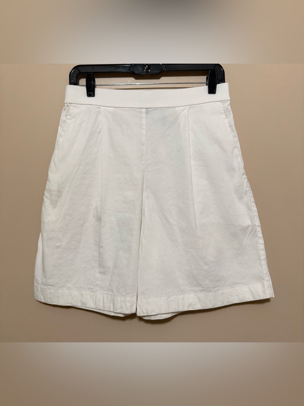 LN Theory White High-Waist Pleated Bermuda Shorts Sz M